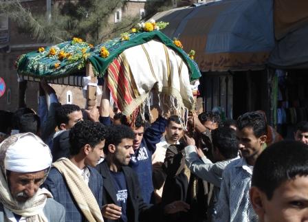 Sana'a - Begrafenisstoet aan de Bab Al Yaman. Bestaat alleen uit mannelijke familieleden en kennissen. Op de dag van overlijden zelf worden doden al begraven. Naasten komen samen op de derde en veertigste dag om te herdenken